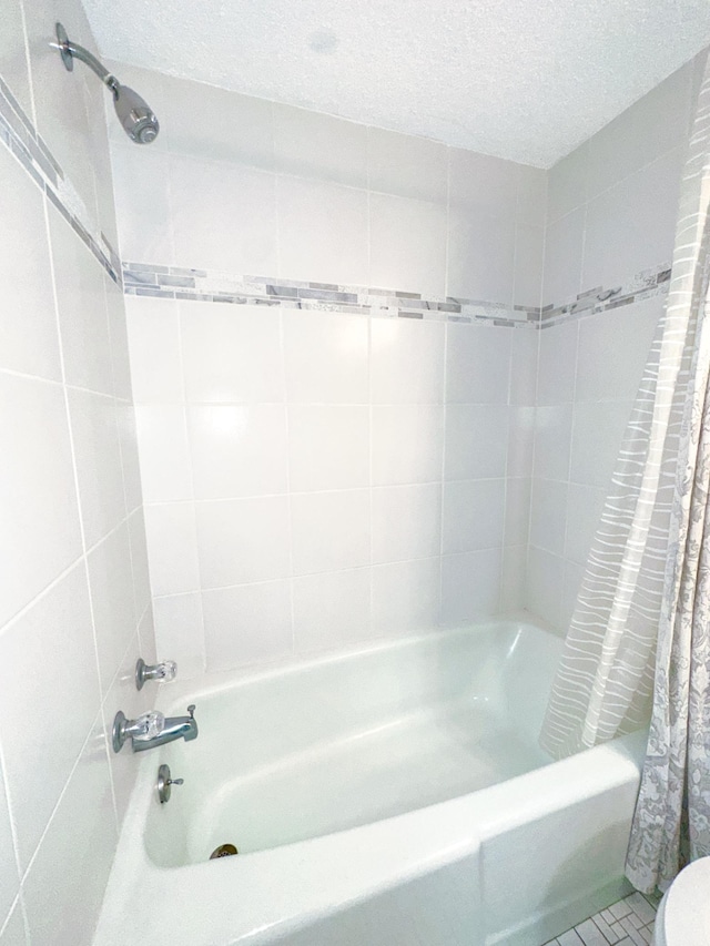 4407 Wilshire Blvd Unit 110, Mound, MN 55364 - bathroom featuring shower / bath combo and a textured ceiling