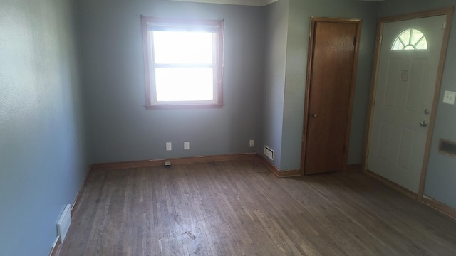 1339 Payne Ave, Saint Paul, MN 55101 - unfurnished room with wood finished floors and baseboards