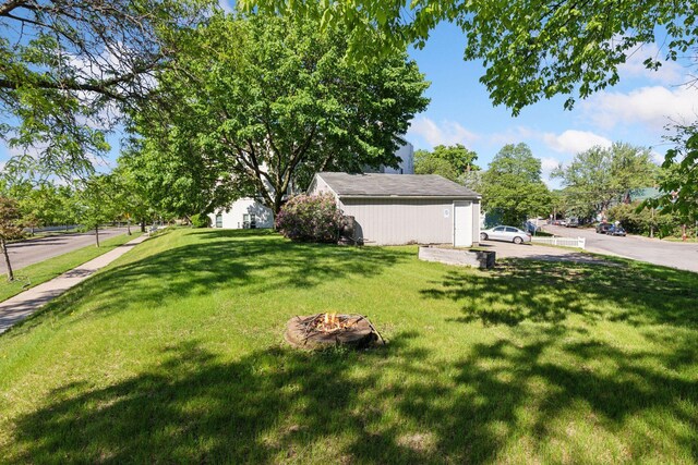 285 Cliff St Unit 4, Saint Paul, MN 55102 - view of grassy yard with an outdoor fire pit