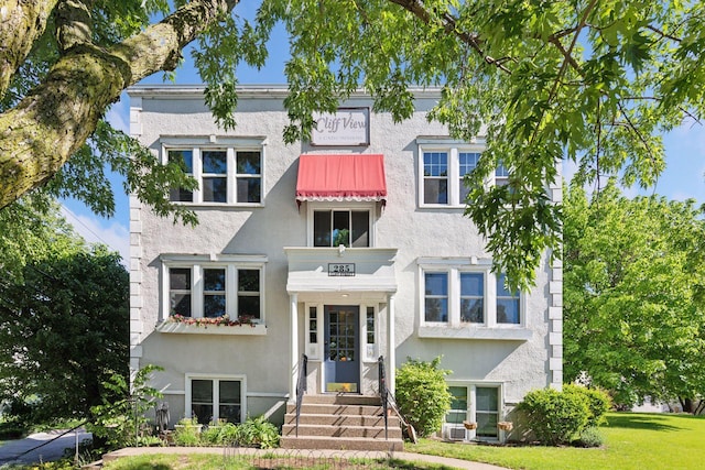 285 Cliff St Unit 4, Saint Paul, MN 55102 - view of front of home with stucco siding, cooling unit, and a front lawn