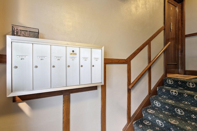 285 Cliff St Unit 4, Saint Paul, MN 55102 - stairway featuring mail area
