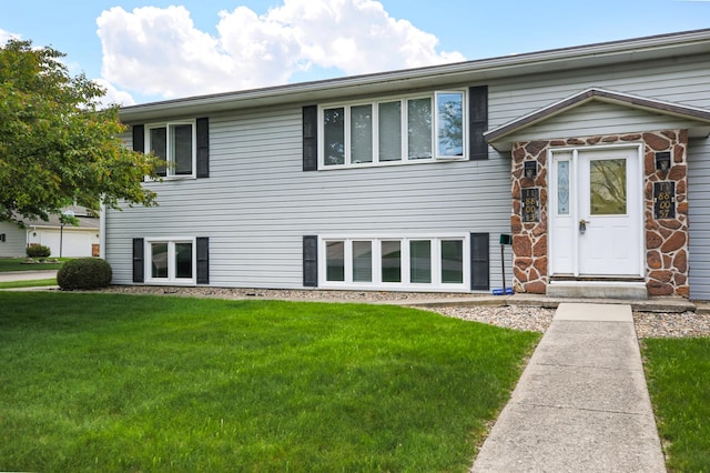 view of front of home featuring a front lawn
