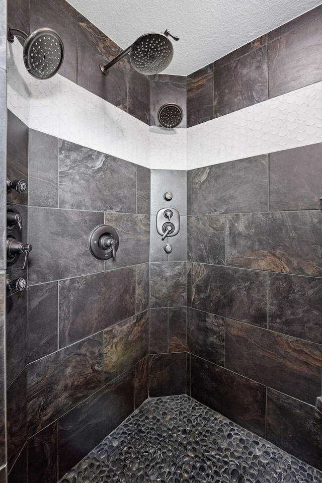 2971 Fairway Dr, Chaska, MN 55318 - full bath with tiled shower and a textured ceiling