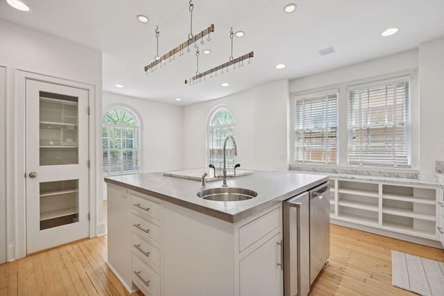 1785 Dupont Ave S, Minneapolis, MN 55403 - kitchen featuring a sink, plenty of natural light, light wood-style floors, recessed lighting, and a kitchen island with sink