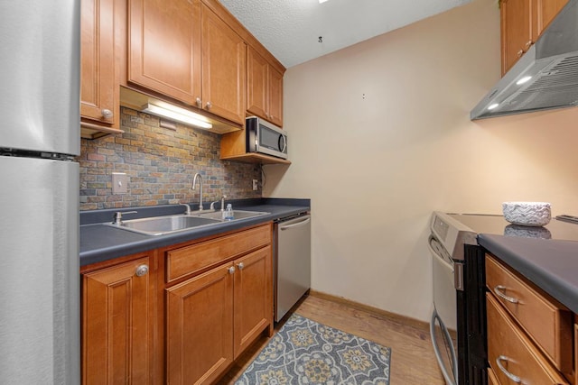 5450 Three Points Blvd Unit 623, Mound, MN 55364 - kitchen featuring stainless steel appliances, under cabinet range hood, a sink, tasteful backsplash, and dark countertops