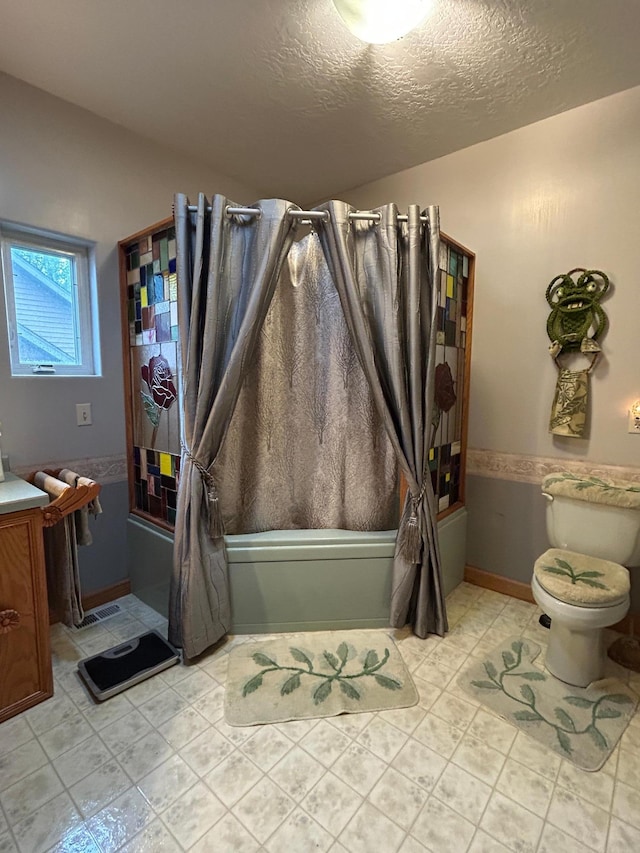 14620 Thomas Rd, Lake Park, MN 56554 - full bathroom featuring shower / bath combo, toilet, and a textured ceiling