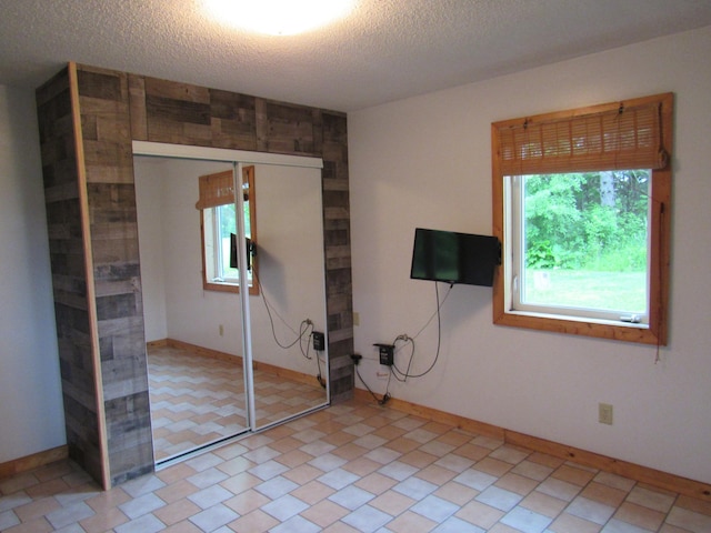 4054 Aspen Rd, Moose Lake, MN 55767 - unfurnished bedroom featuring a textured ceiling and a closet