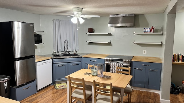 1824 5th St Unit A, Minneapolis, MN 55454 - kitchen featuring stainless steel appliances, open shelves, a sink, range hood, and ceiling fan