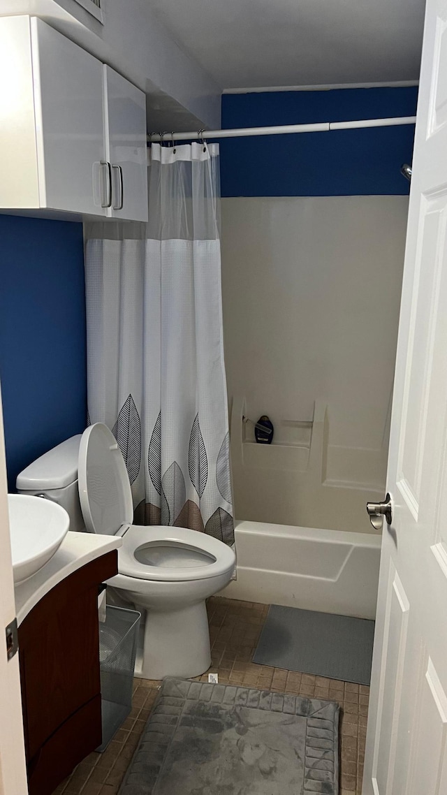 1824 5th St Unit A, Minneapolis, MN 55454 - bathroom featuring toilet, vanity, and shower / bath combination with curtain