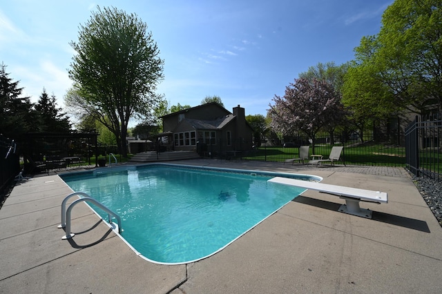 306 Windcrest Ln SE, New Prague, MN 56071 - view of pool featuring a diving board, a patio area, and fence