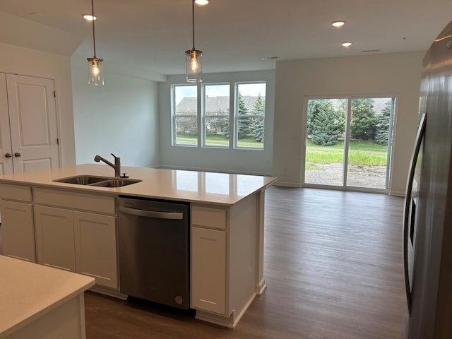 kitchen with stainless steel appliances, a sink, healthy amount of natural light, dark wood-type flooring, and recessed lighting
