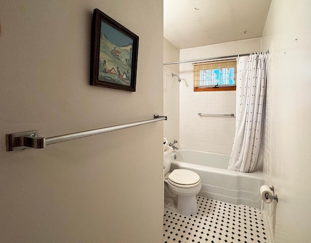 6565 White Pine Ln, Biwabik Twp, MN 55741 - bathroom featuring shower / tub combo and toilet
