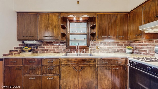 718 Atwood St S, Shakopee, MN 55379 - kitchen with gas range oven, a sink, tasteful backsplash, and light countertops