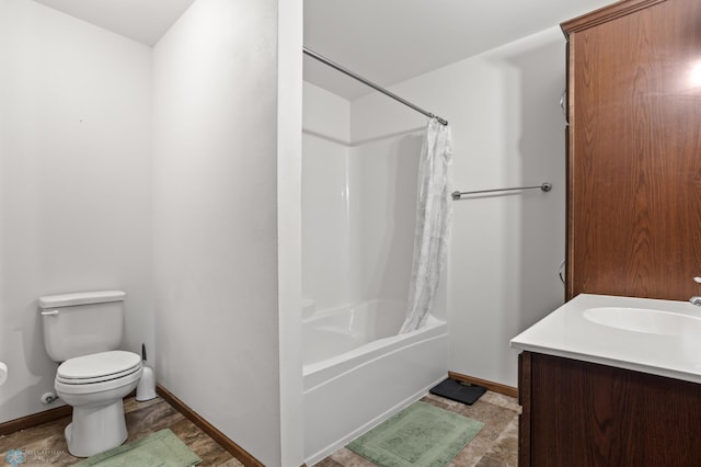 full bath featuring baseboards, toilet, shower / bathtub combination with curtain, and vanity