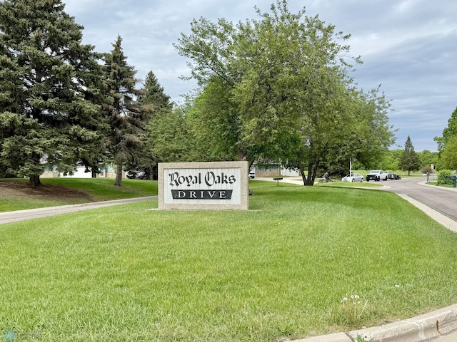 community sign featuring a yard