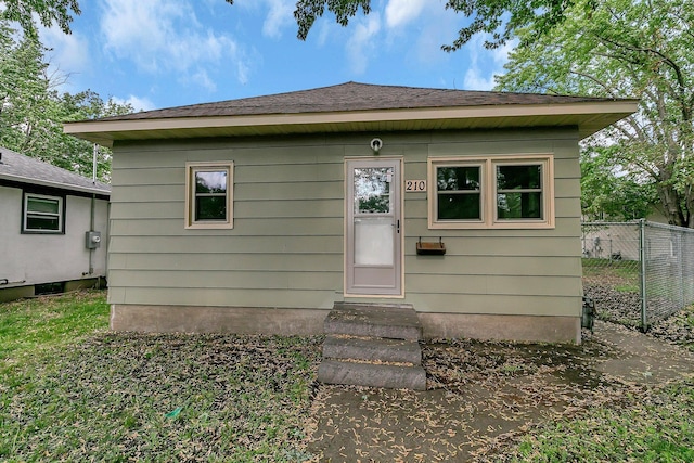 view of front facade with fence and entry steps