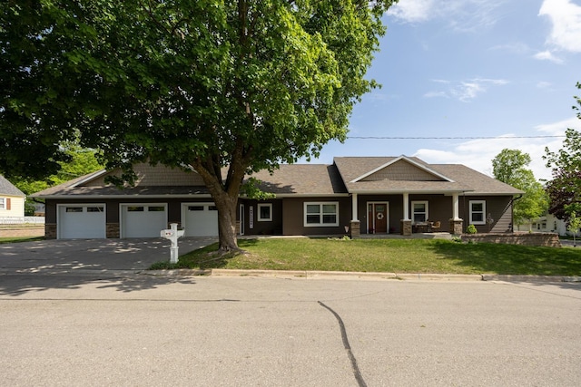 380 7th St SE, Chatfield, MN 55923 - craftsman inspired home featuring concrete driveway, a front lawn, and a porch