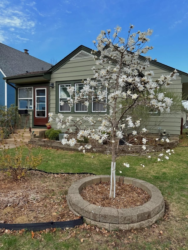 1093 Smith Ave S, West Saint Paul, MN 55118 - view of front of house with a front yard