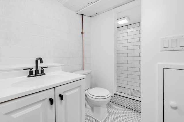1093 Smith Ave S, West Saint Paul, MN 55118 - full bathroom featuring toilet, a tile shower, tile patterned floors, and vanity