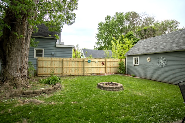 view of yard featuring a fire pit