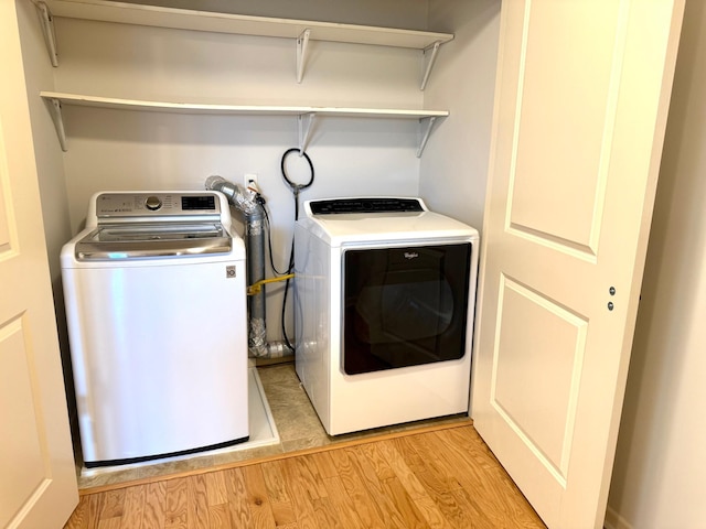 628 20th Ave S, Minneapolis, MN 55454 - laundry area featuring washing machine and clothes dryer and light wood-style flooring