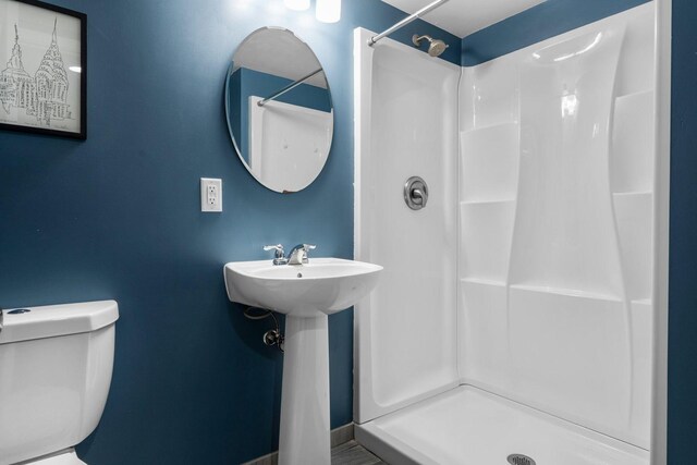 2401 Decatur Ave S, Saint Louis Park, MN 55426 - full bath with a shower and toilet
