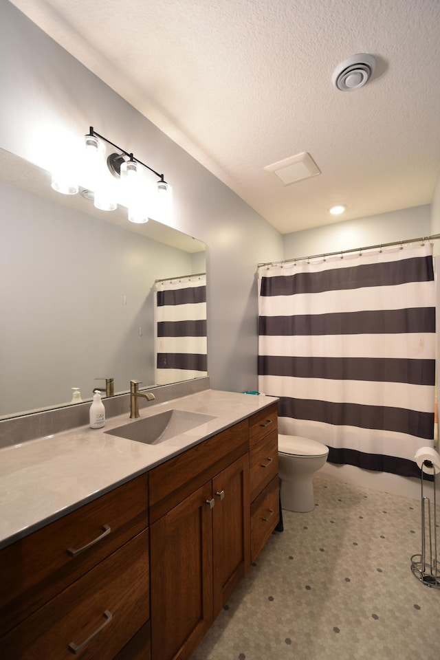 1800 20th Avenue Cir NE, Kasson, MN 55944 - full bath with vanity, toilet, a textured ceiling, recessed lighting, and curtained shower