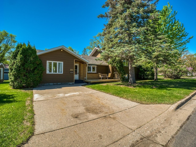 300 27th St NE, Bemidji, MN 56601 - single story home with a front yard and a porch