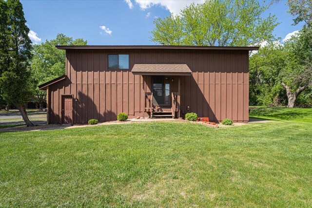 6900 Unity Ave N, Brooklyn Center, MN 55429 - view of front facade featuring a front yard and board and batten siding