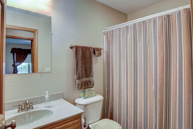 N5024 558th St, Menomonie, WI 54751 - bathroom with a shower with curtain, toilet, vanity, and a textured wall