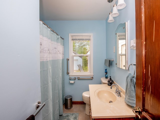2159 Nortonia Ave, Saint Paul, MN 55119 - full bathroom with vanity, tile patterned floors, toilet, a shower with curtain, and baseboards