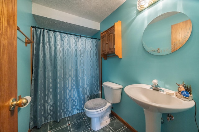 full bathroom featuring a textured ceiling, toilet, curtained shower, and tile patterned floors