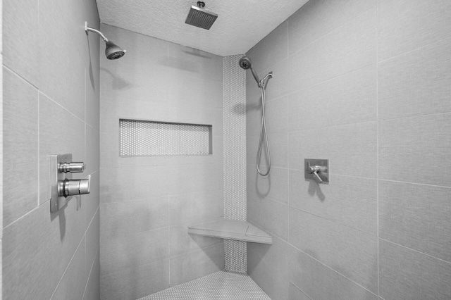 1665 3rd St SW, New Brighton, MN 55112 - bathroom featuring tiled shower and a textured ceiling