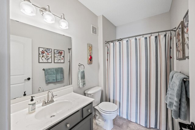 2940 Tiflawn Ct, Shakopee, MN 55379 - full bathroom featuring tile patterned floors, toilet, vanity, and curtained shower