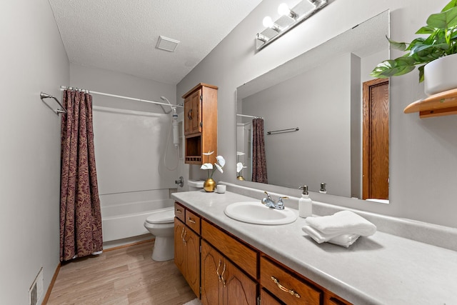 9013 91st St S, Cottage Grove, MN 55016 - full bath with vanity, wood finished floors, shower / bath combo, and a textured ceiling