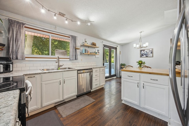 603 2nd Ave NW, Buffalo, MN 55313 - kitchen with appliances with stainless steel finishes, a sink, white cabinets, tasteful backsplash, and a textured ceiling