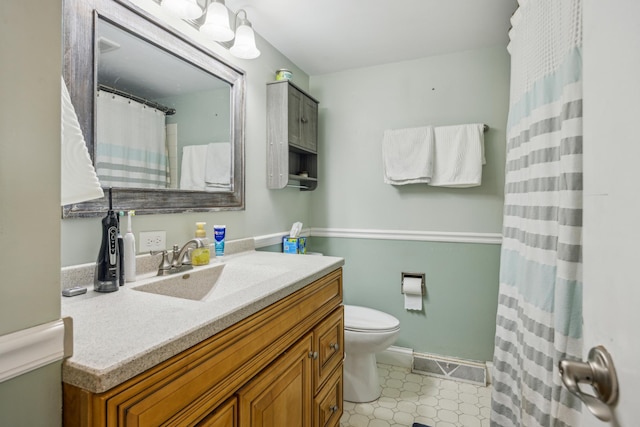 603 2nd Ave NW, Buffalo, MN 55313 - bathroom with vanity, toilet, baseboards, and curtained shower