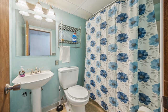 603 2nd Ave NW, Buffalo, MN 55313 - bathroom with toilet, a paneled ceiling, a shower with curtain, tile patterned floors, and baseboards