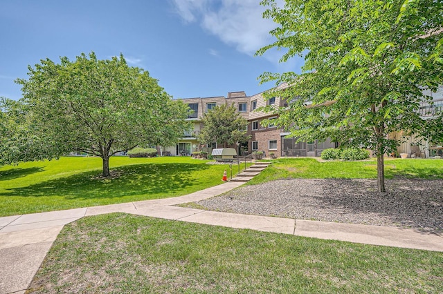 255 Westview Dr Unit 305, West Saint Paul, MN 55118 - view of community with a yard