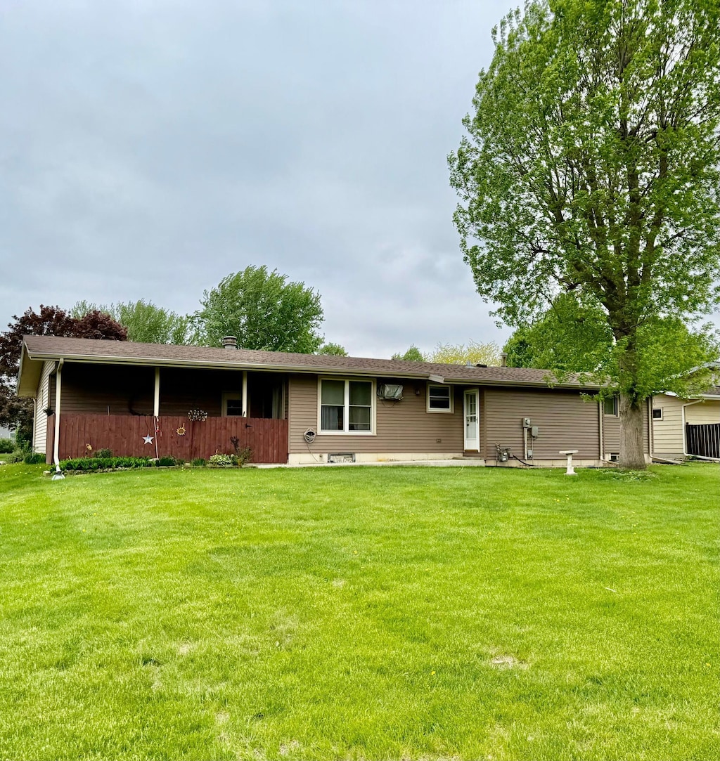 432 3rd St SW, Blooming Prairie, MN 55917 - back of house featuring a yard