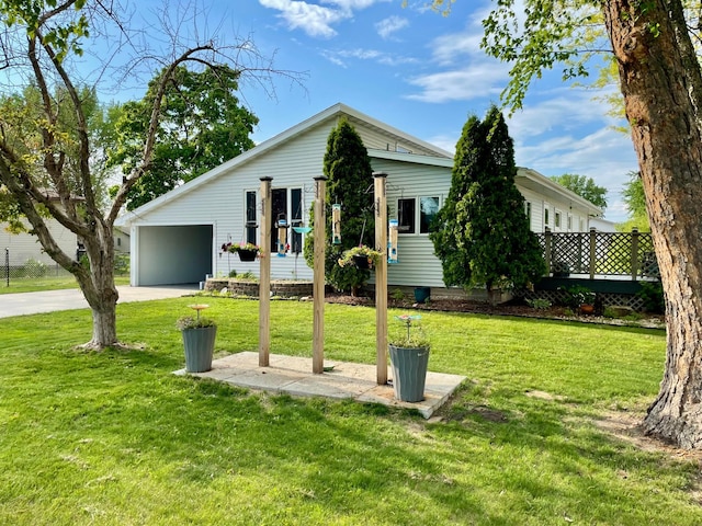 729 10th St E, Wabasha, MN 55981 - view of front of property featuring driveway, a front yard, and an attached garage