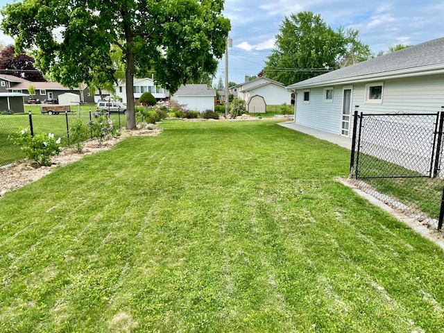 729 10th St E, Wabasha, MN 55981 - view of yard with a residential view