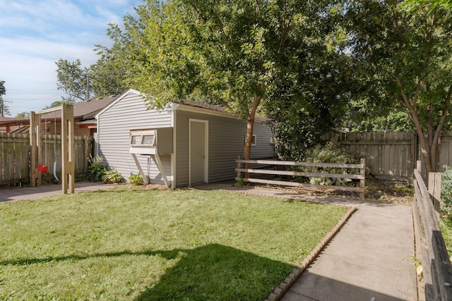 view of yard featuring an outdoor structure and a shed