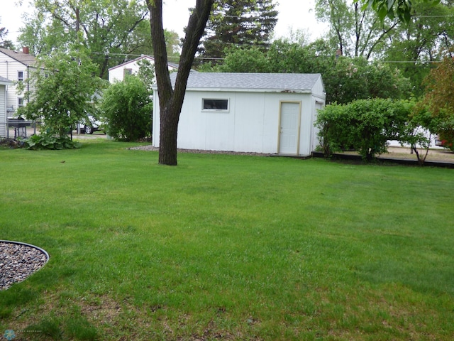 423 9th St N, Wahpeton, ND 58075 - view of grassy yard with an outbuilding