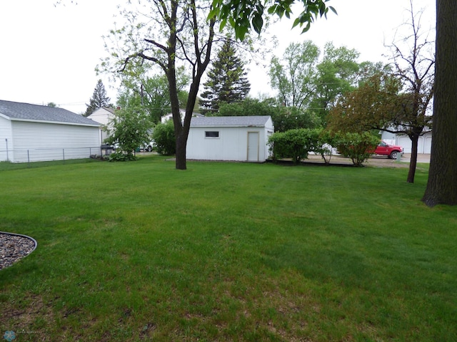423 9th St N, Wahpeton, ND 58075 - view of yard featuring an outbuilding