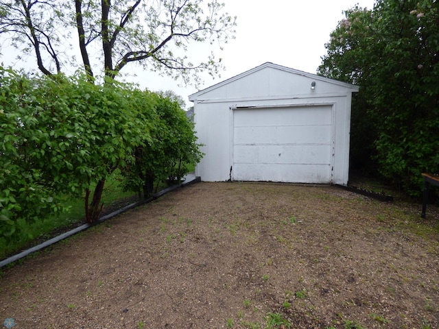 423 9th St N, Wahpeton, ND 58075 - detached garage with driveway