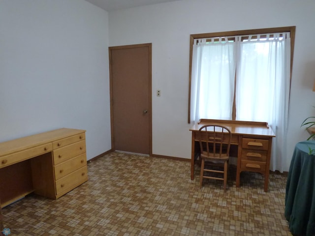 423 9th St N, Wahpeton, ND 58075 - office space featuring baseboards