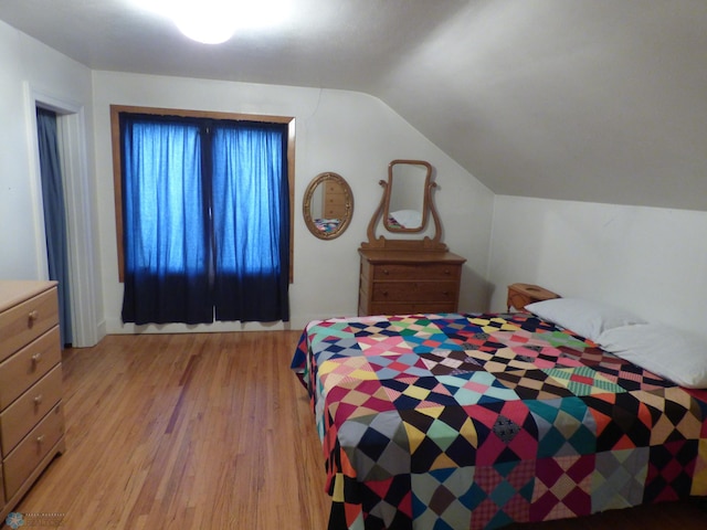 423 9th St N, Wahpeton, ND 58075 - bedroom featuring light wood-style floors and vaulted ceiling