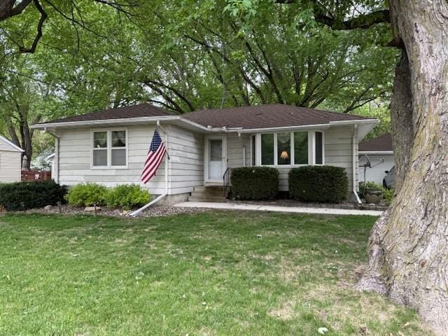 106 Morningside Rd, Albert Lea, MN 56007 - ranch-style house featuring a front yard and entry steps
