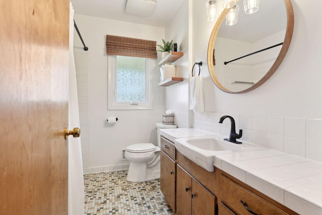 5240 Birch Rd, Minnetonka, MN 55345 - full bath featuring toilet, curtained shower, backsplash, vanity, and baseboards